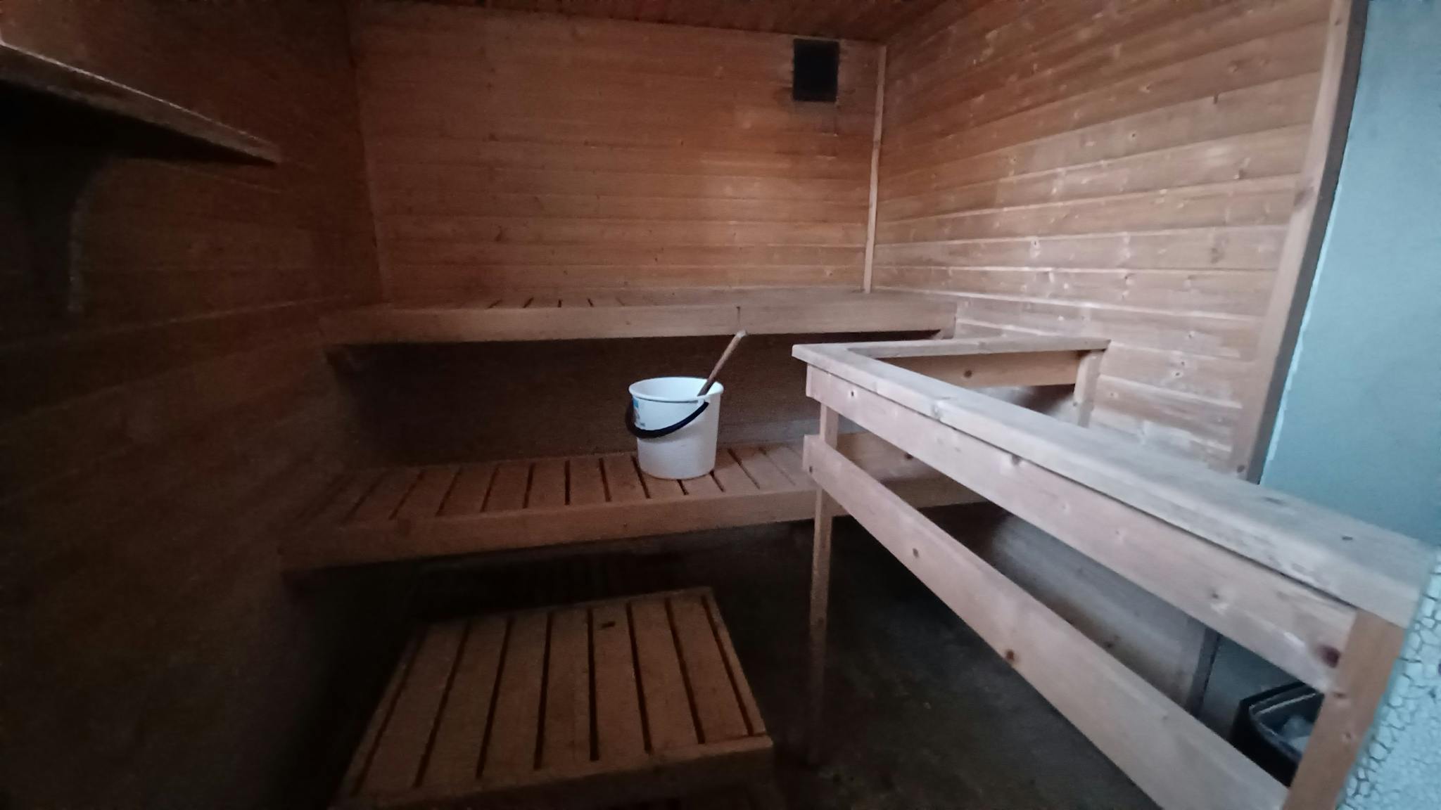 Sauna kuvattuna ovelta. 