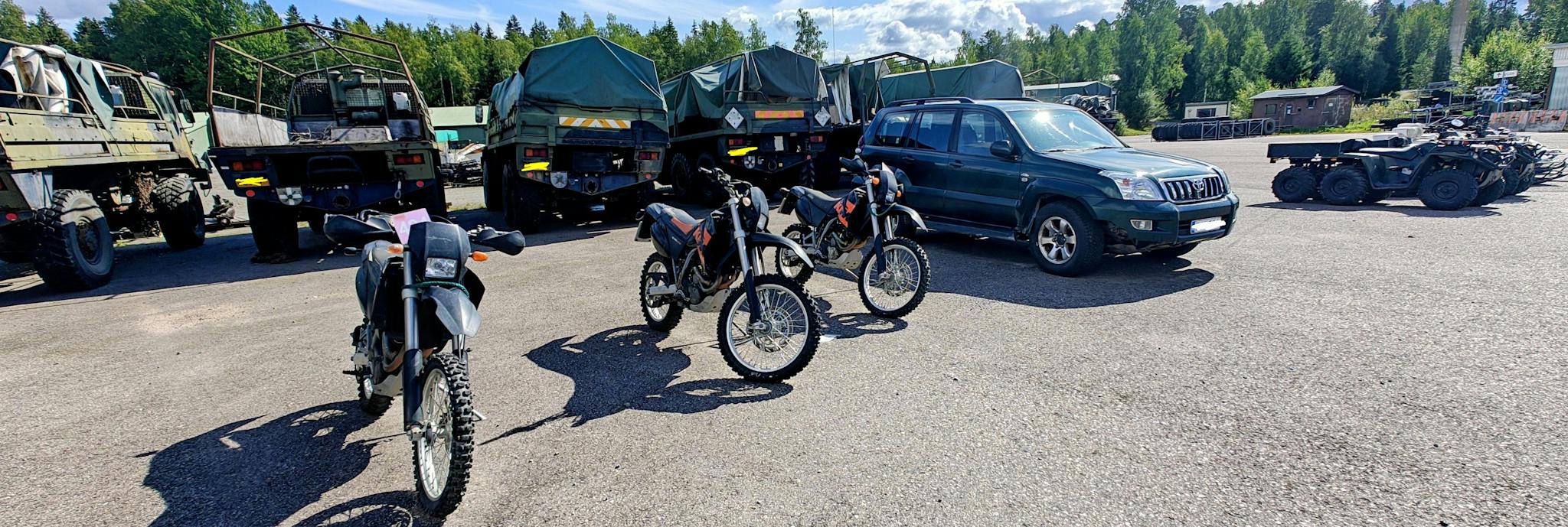 Huutokaupattavia mopoja ja auto