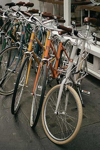 rivi polkupyoria kaupan edessa kadulla