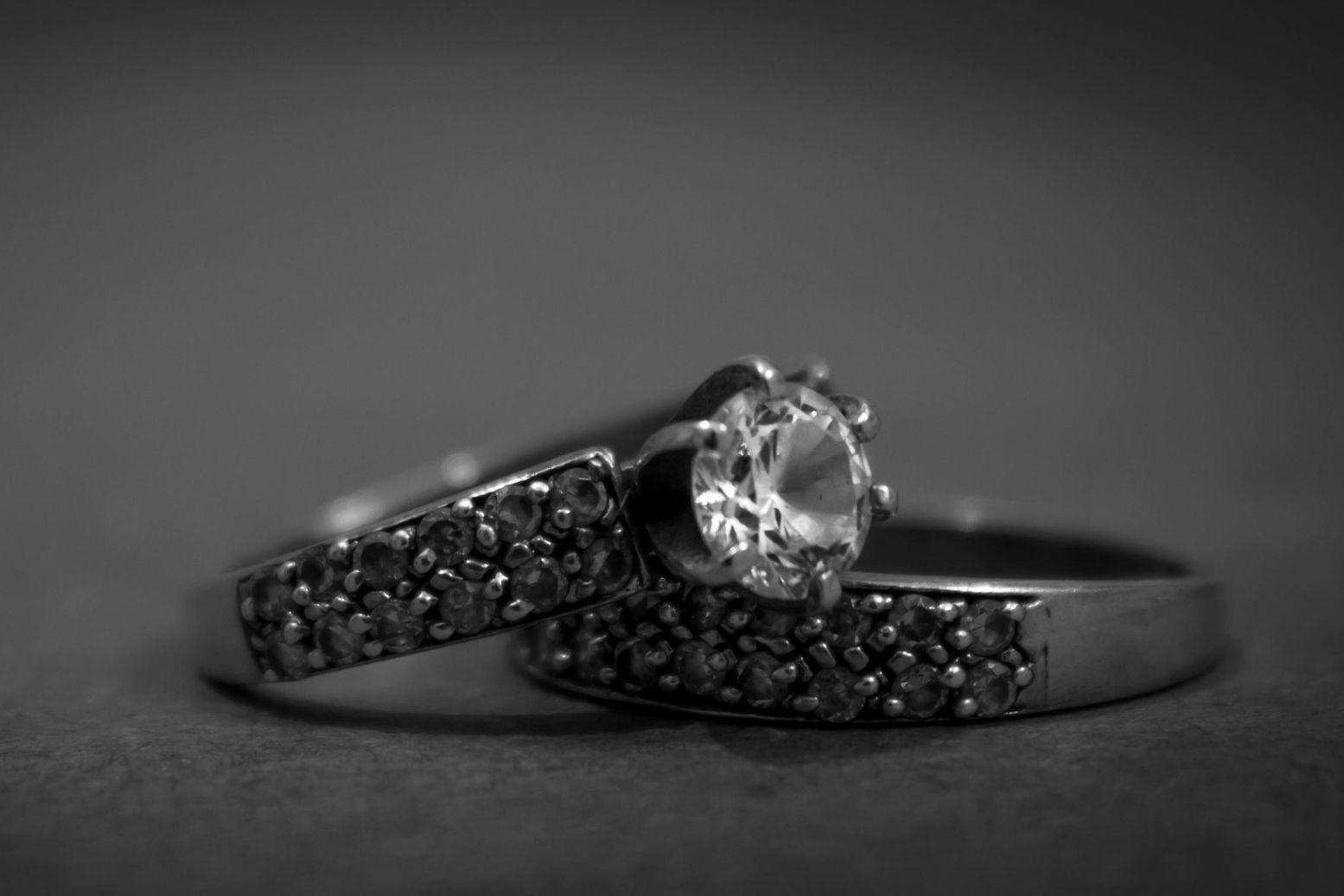 Sormukset pöydällä