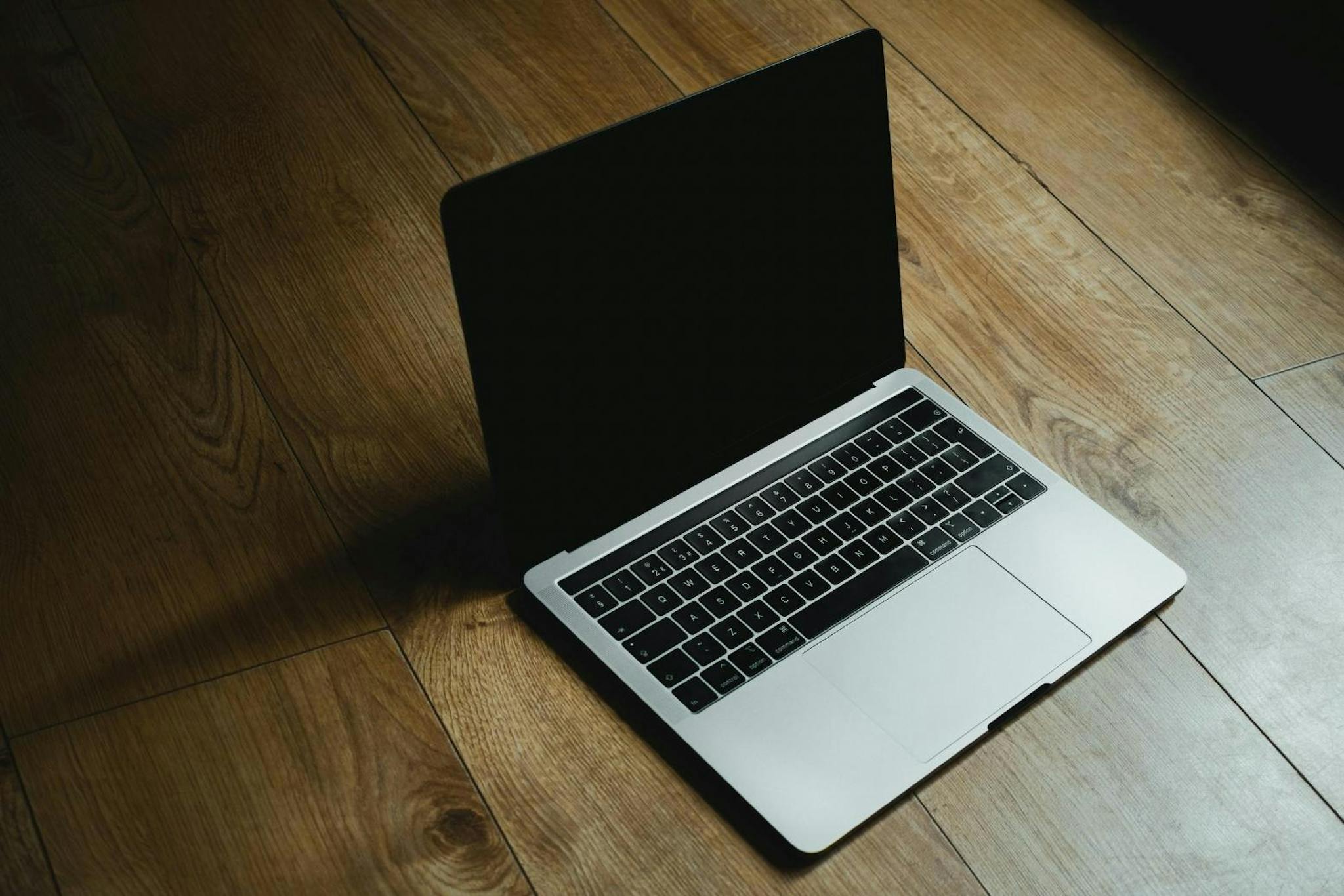 Kannettava tietokone pöydällä