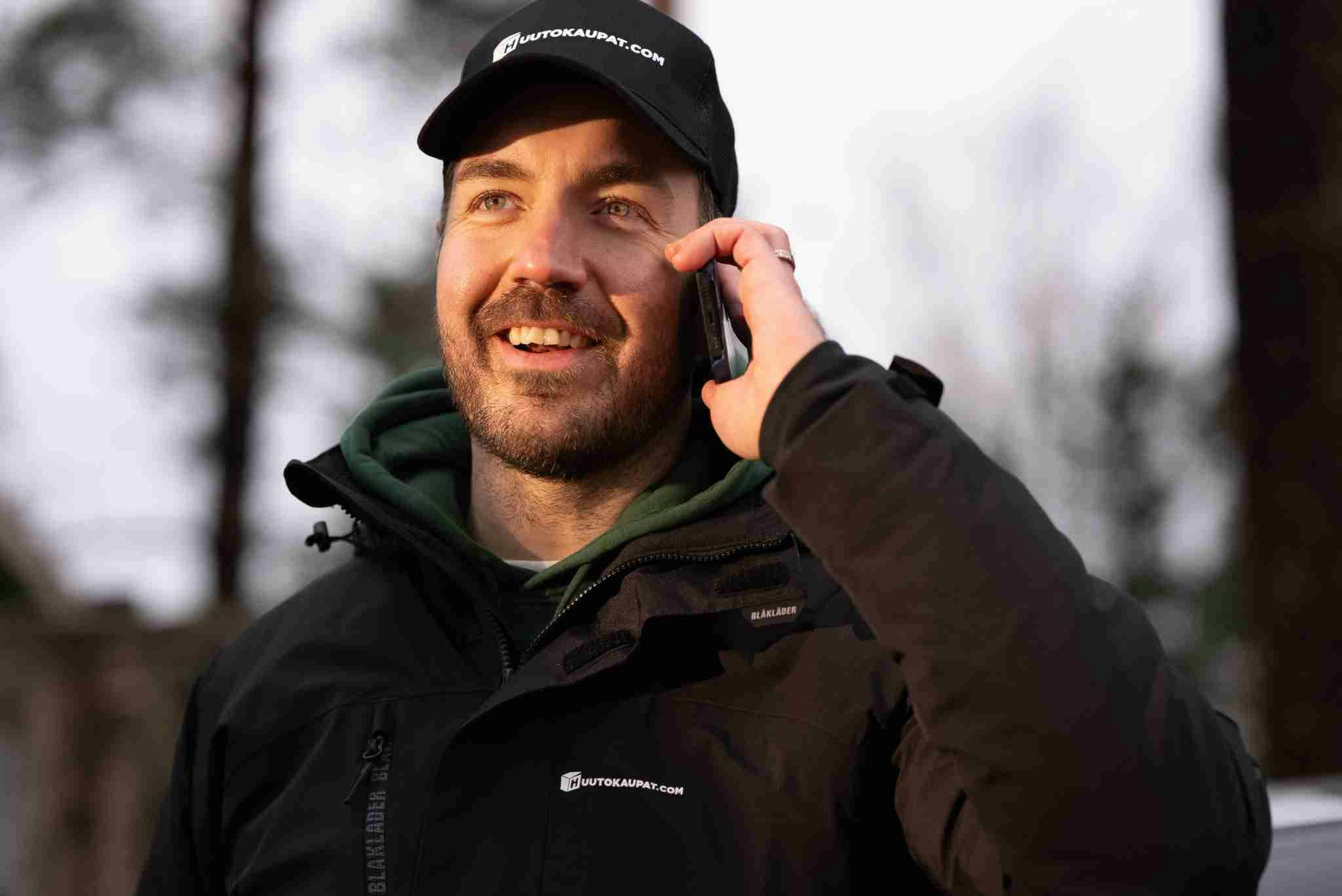 tyokonemeklari puhuu puhelimessa

