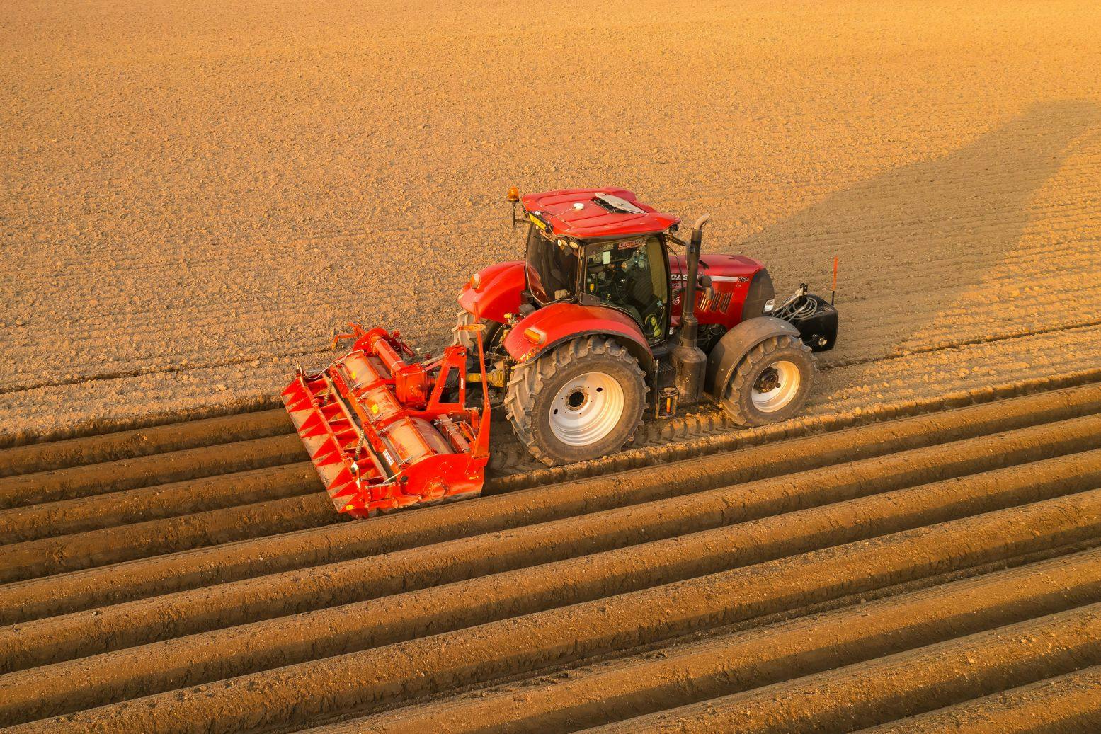 punainen case traktori pellolla