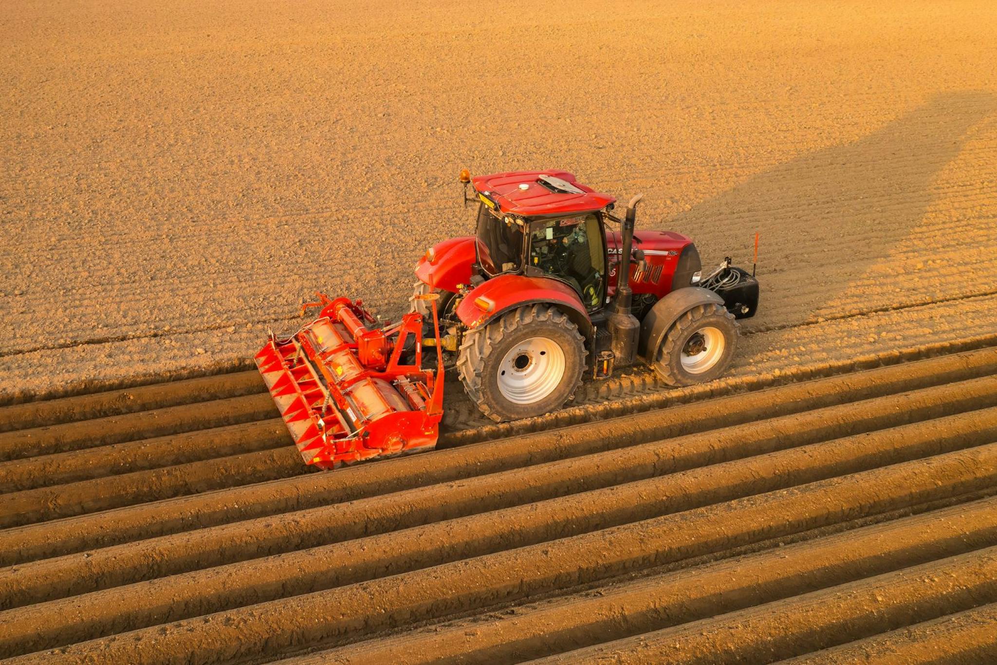 punainen case traktori pellolla

