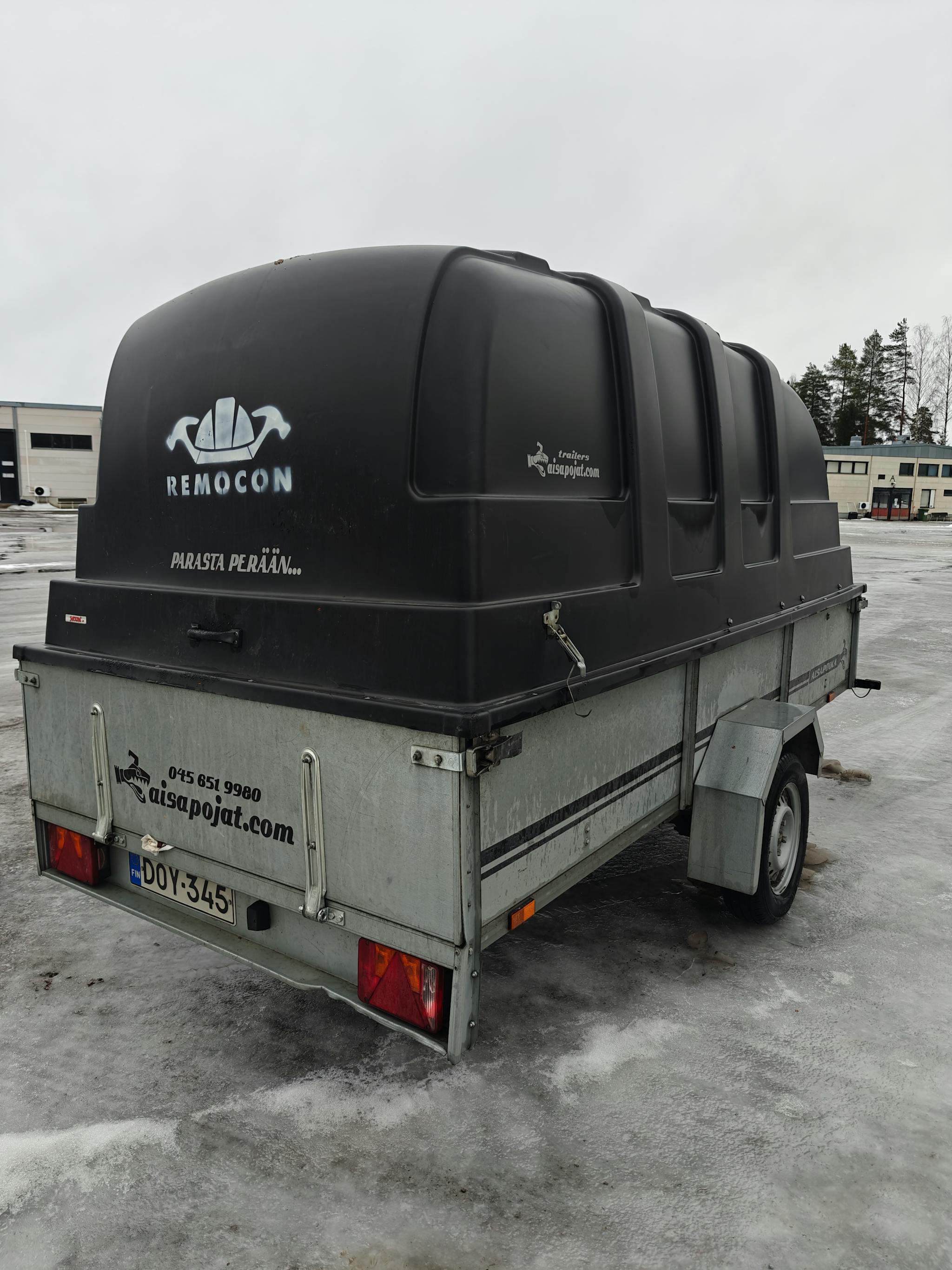 Aisapojat peräkärry kuomulla