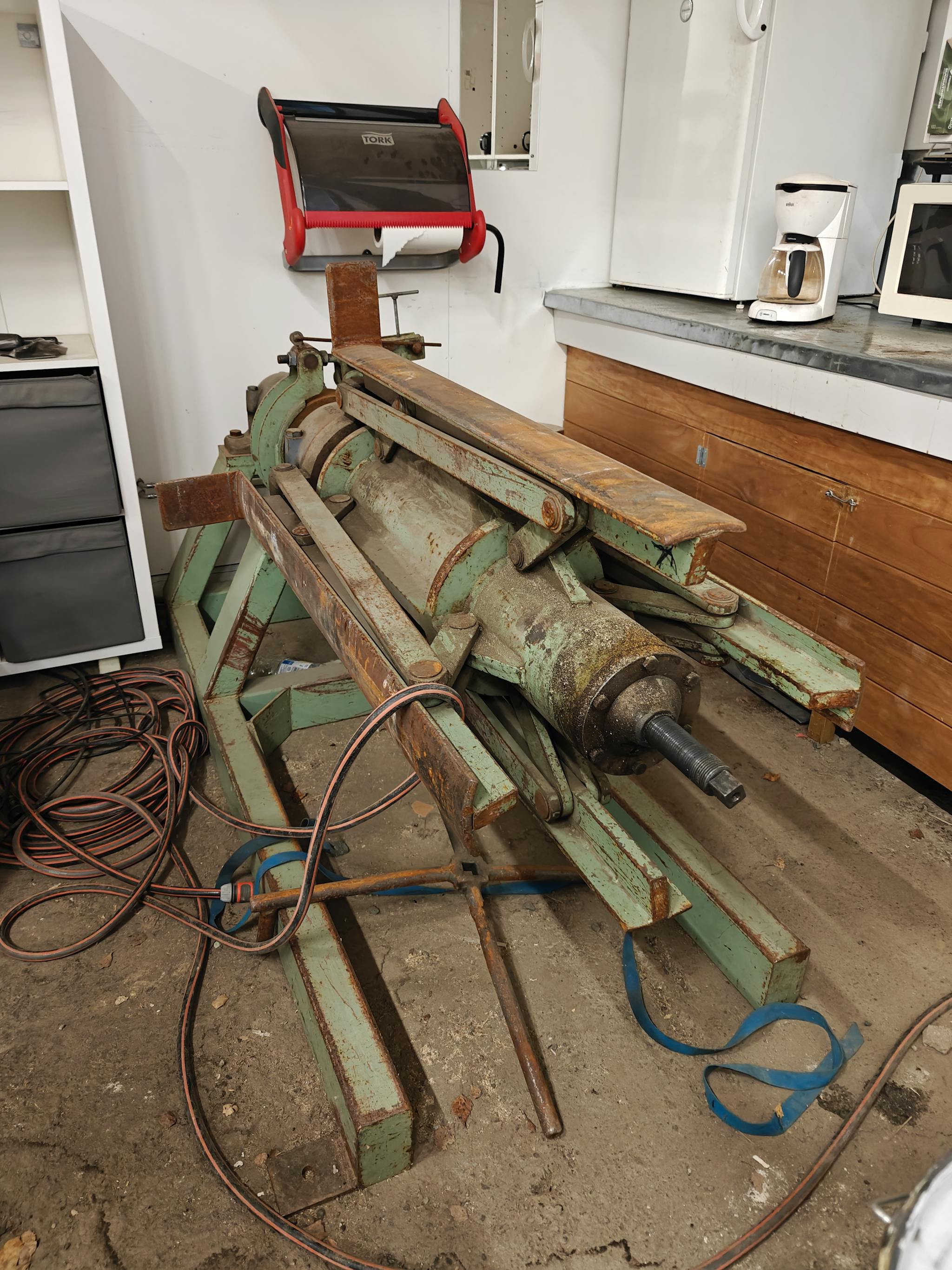 Vanha kone metallin taivuttamiseen