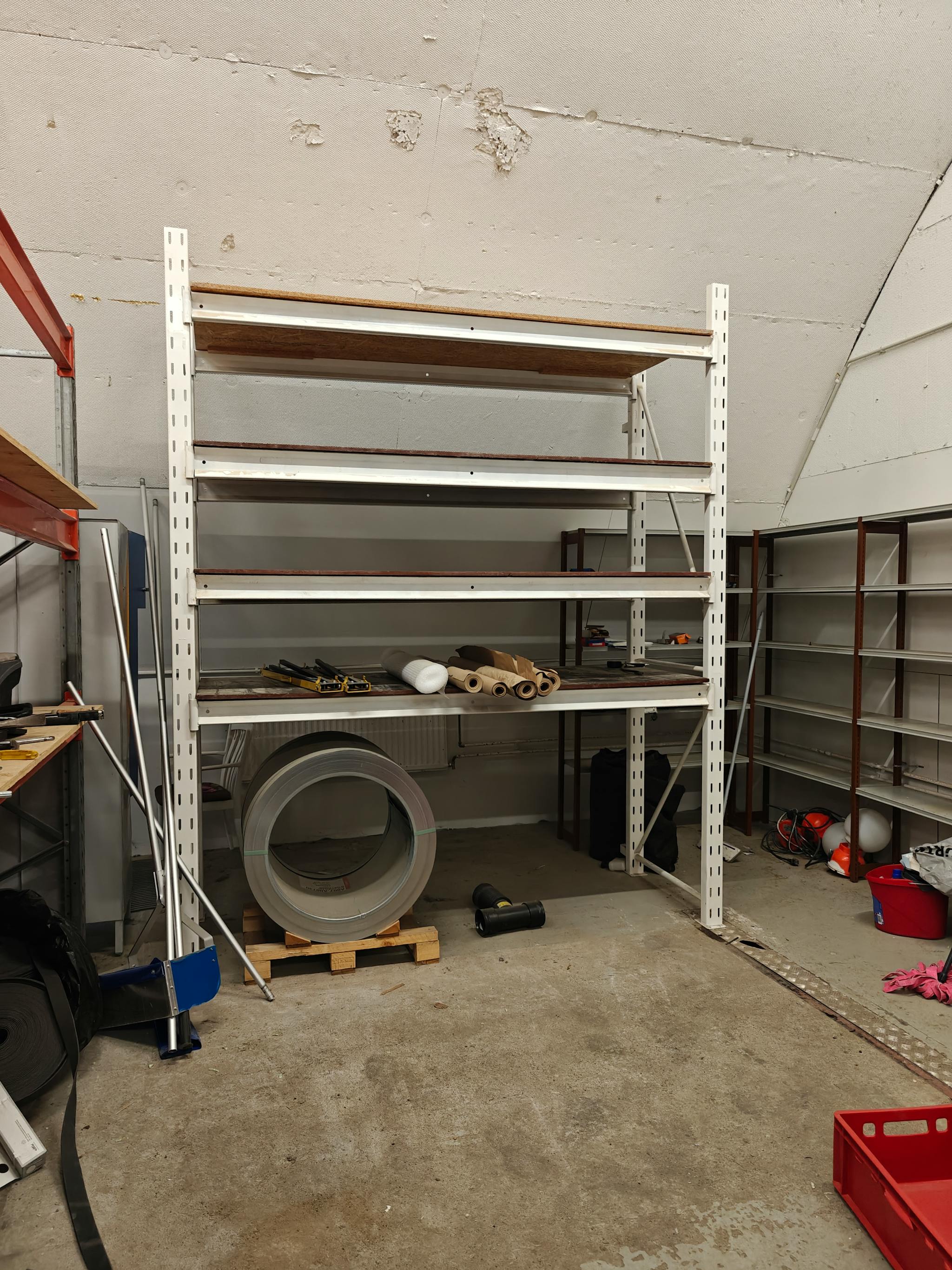 Varastohylly, jossa on neljä tasoa