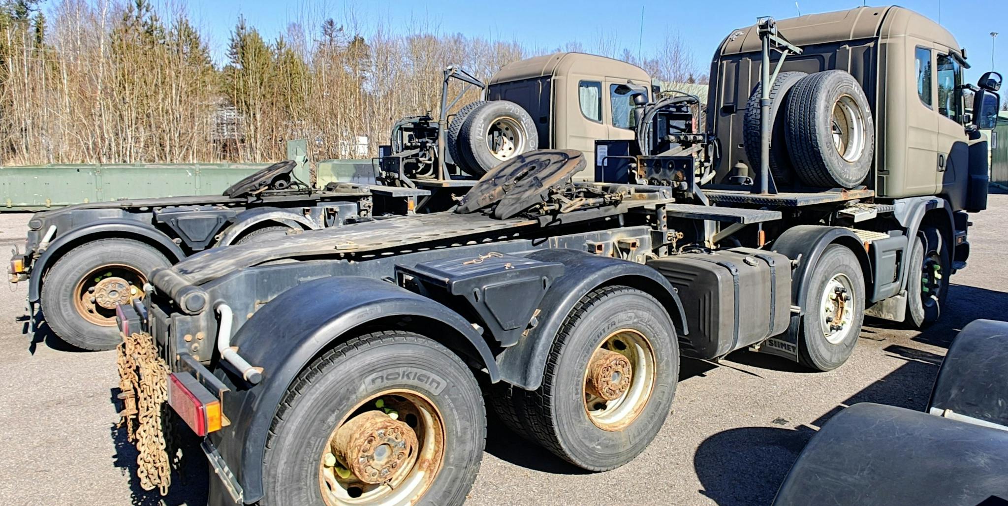 Kuorma-autot kuvattuna takaa
