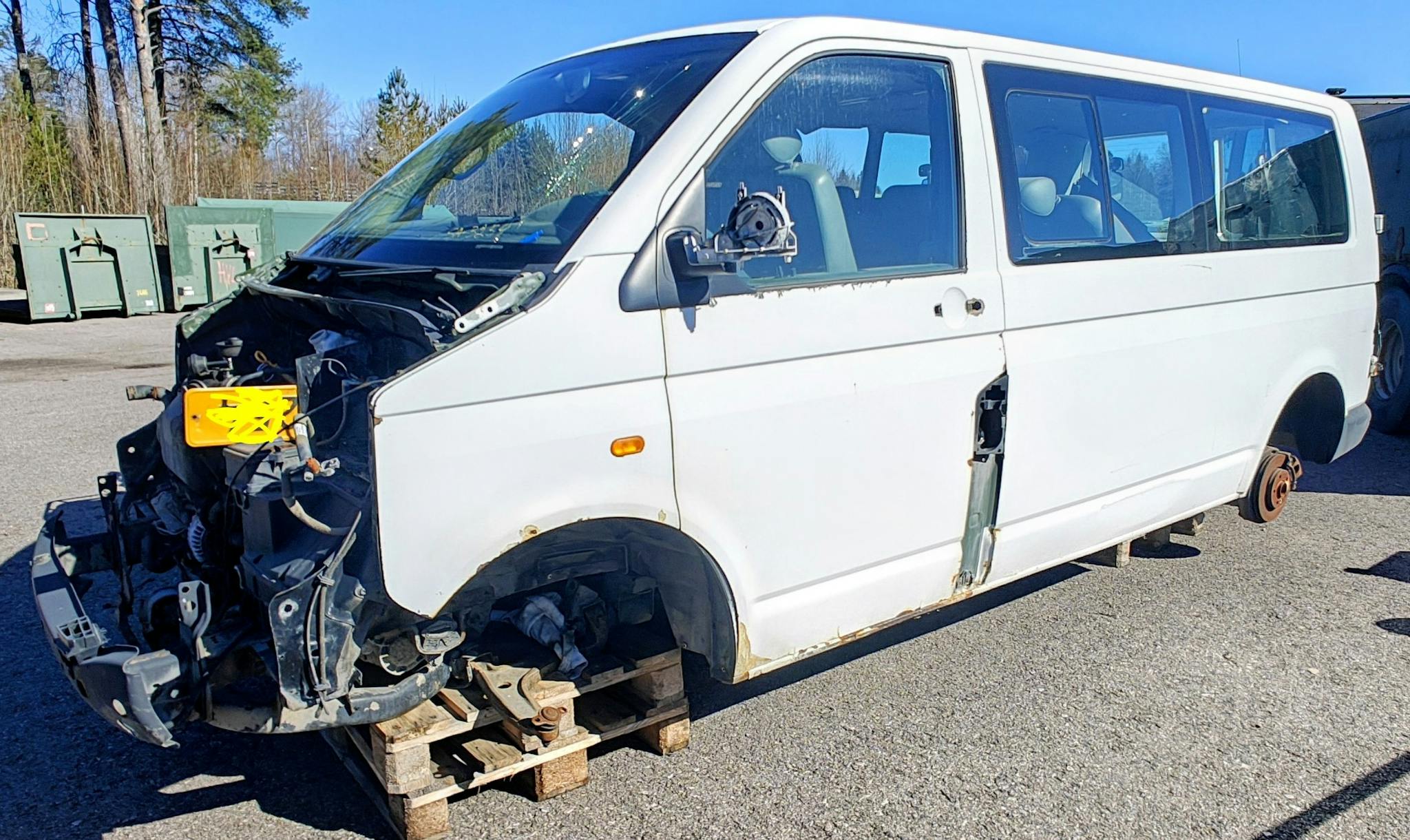 Pakettiauto, josta puuttuu renkaat ja keula