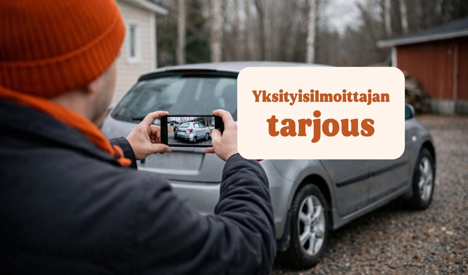 mies valokuvaa puhelimella omaa autoaan myyntiin