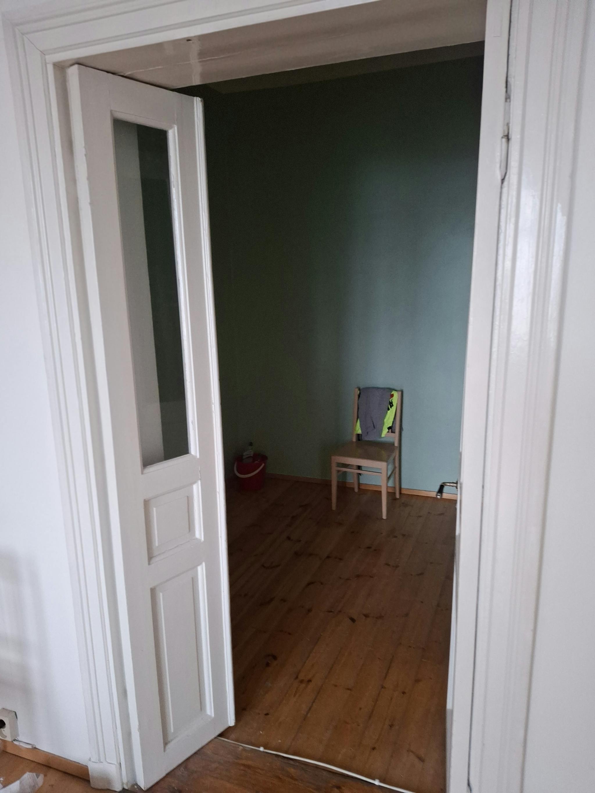 Pari ovi ja käynti huoneeseen
