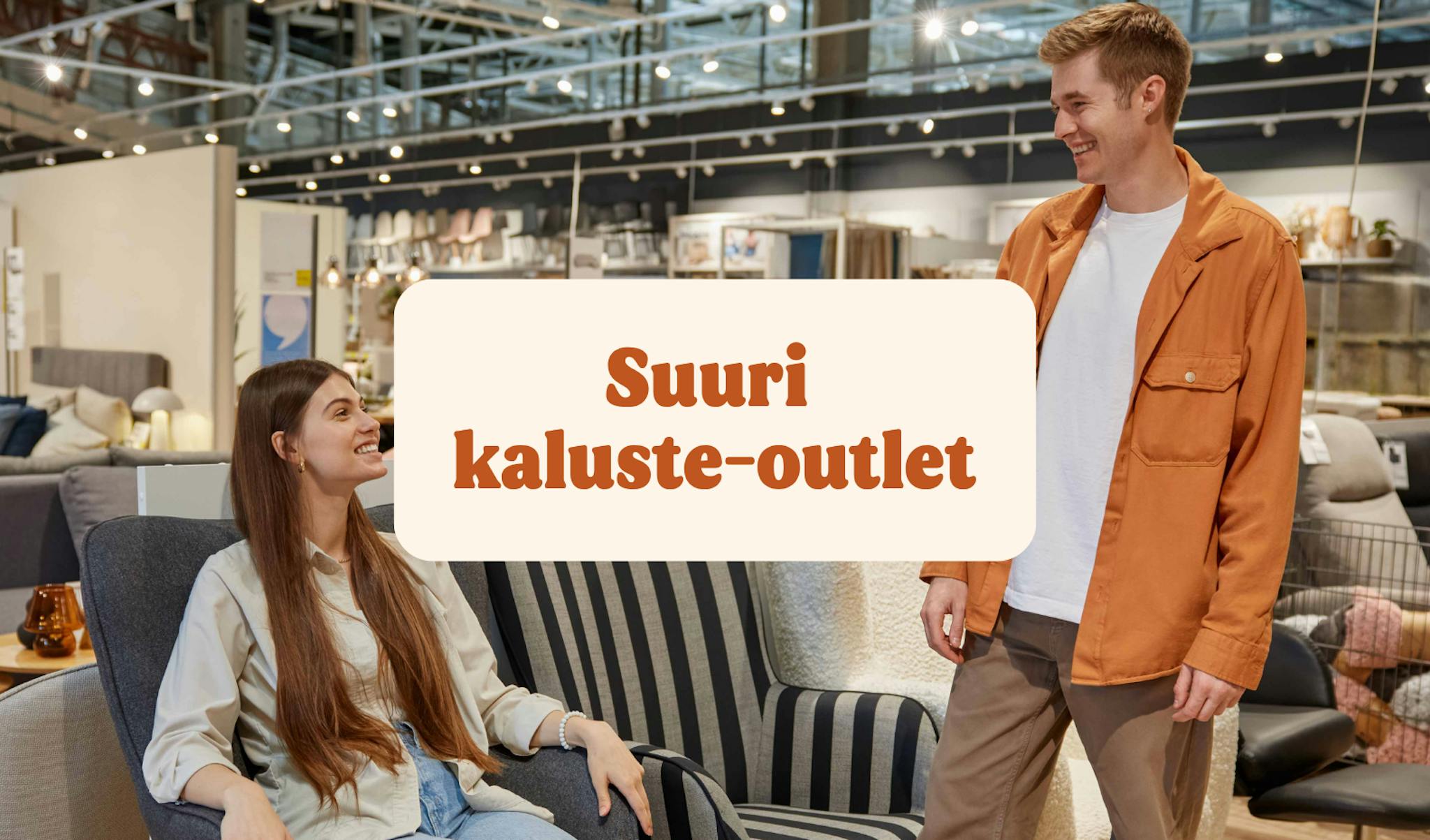 kaluste-outlet mainos jossa mies ja nainen seisovat huonekaluliikkeessä

