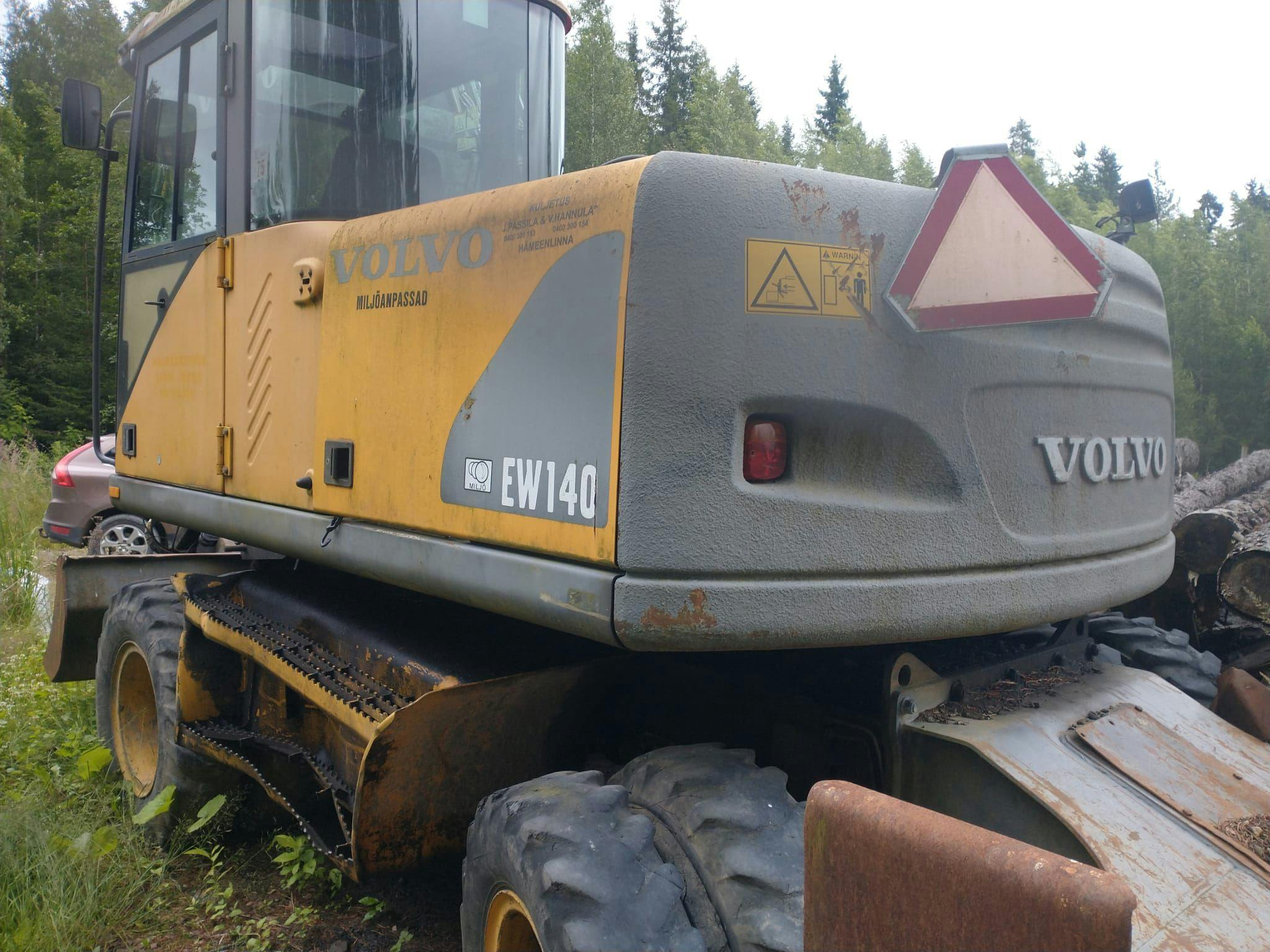 Kaivinkone kuvattuna takaapäin