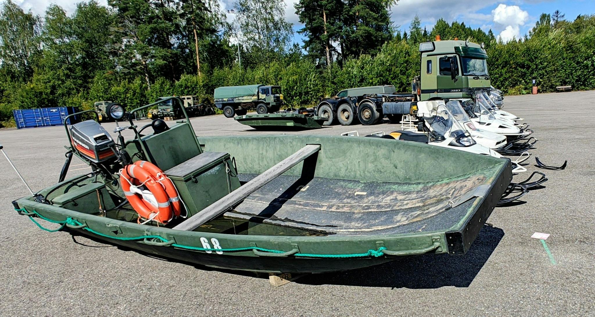Huutokaupattava vene ja moottorikelkkoja