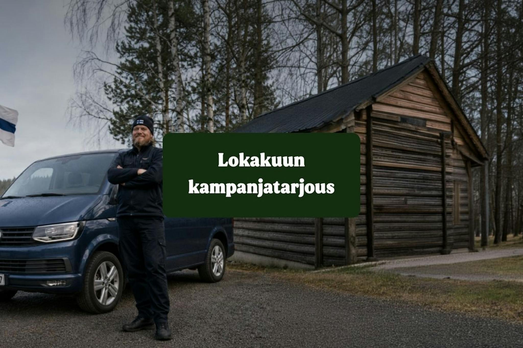 suomalainen mies hirsimökin edessä pakettiauto kera ja päällä huutokauppojen ilmoittaja tarjous planssi vihreällä